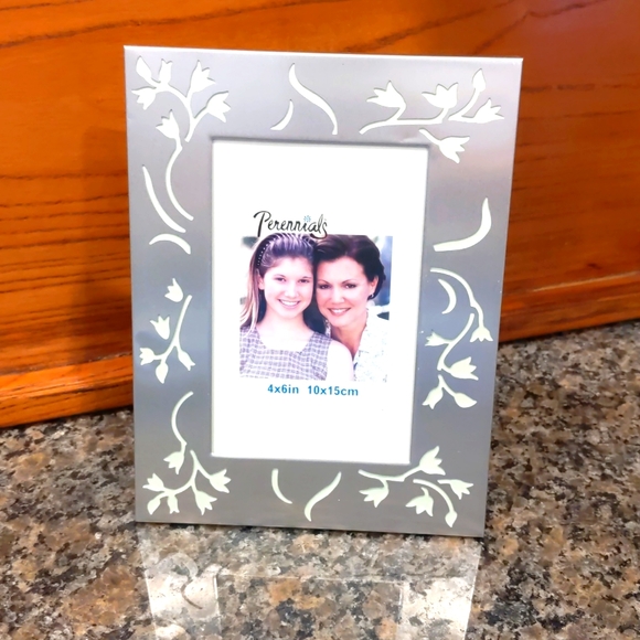 2/$10 Silver Frame with Notched Flowers NWOT 4x6 - Picture 3 of 6